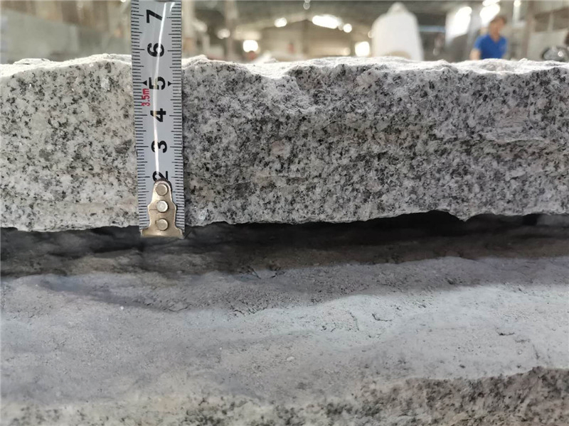 Grey and Black Granite Palisade Stone for Garden and Outdoor Landscape